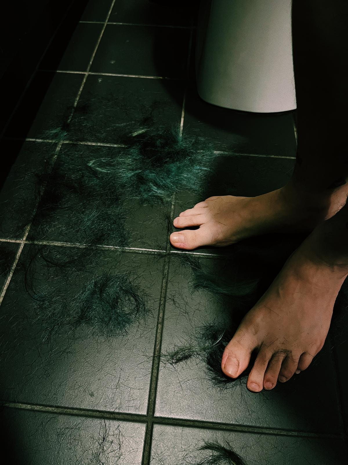 Photography of my feet and my hair after I cut it.